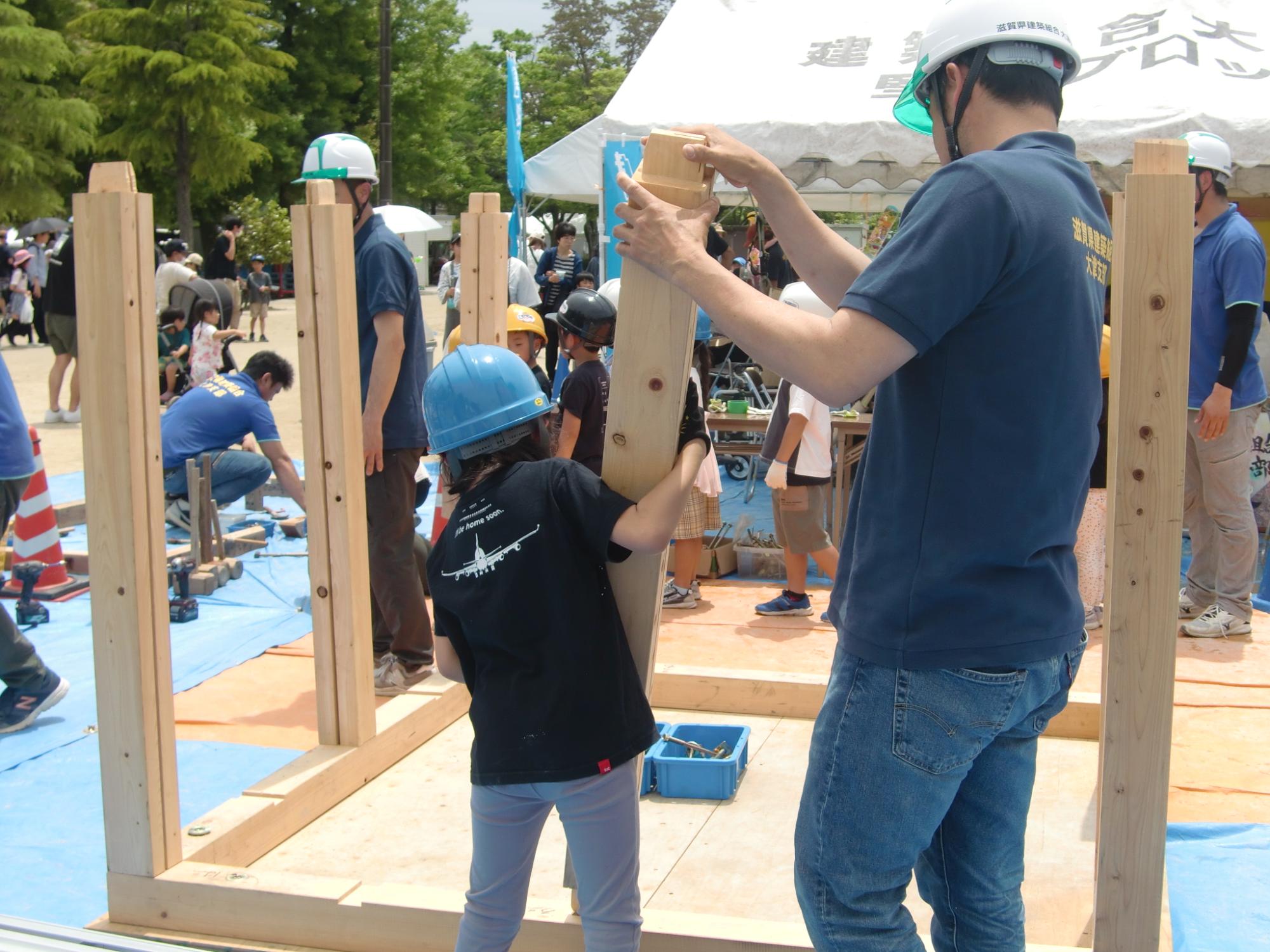 家を建てる子どもたち