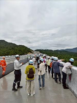 上田上学区ウォーキング新名神建設現場を見学