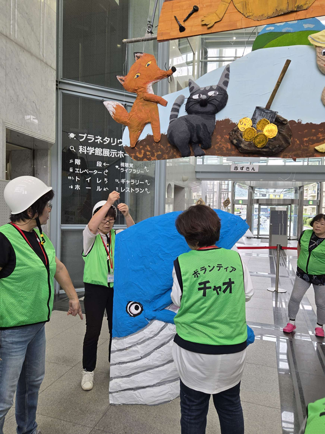 チャオ装飾部会　生涯学習センターアトリウム装飾の取り付けの様子