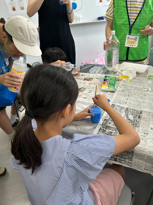 サイエンス屋台村出展ブース「スーパーボールを作ろう」の様子