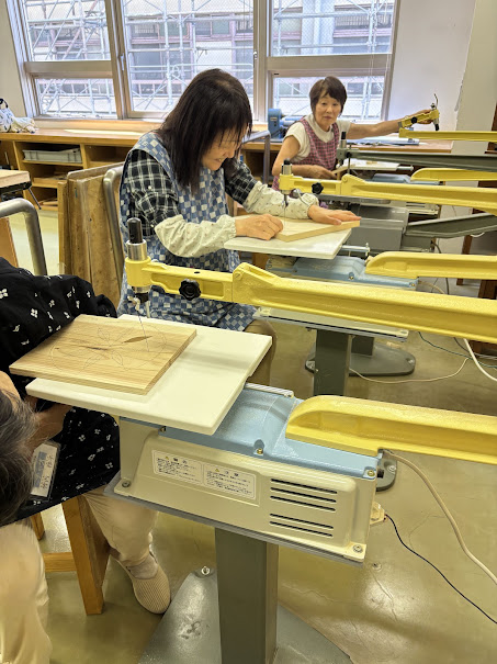 木工研修で電動糸鋸機を使う様子