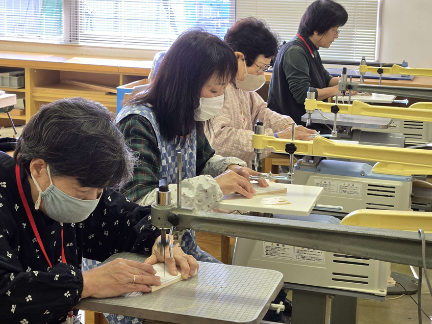 チャオ装飾部会部会研修「電動糸鋸機械で午年の絵馬作り」制作中