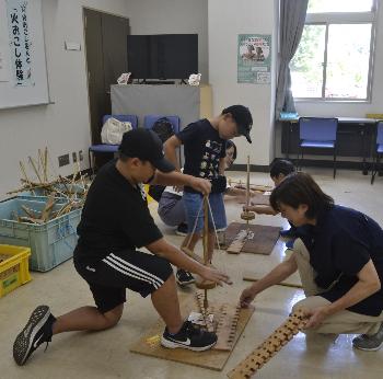 親子で火起こしにチャレンジしている様子