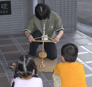 火起こしの見本を見せている様子