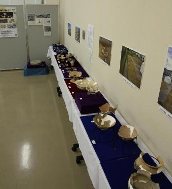 昨年度の企画展で土器がいくつも展示してされている様子