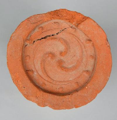 坂本城跡出土の赤い軒丸瓦