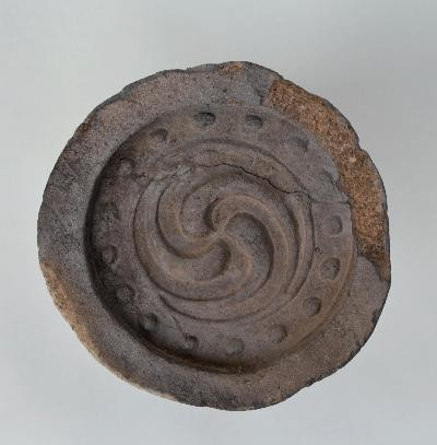 坂本城本丸跡から出土した黒の軒丸瓦