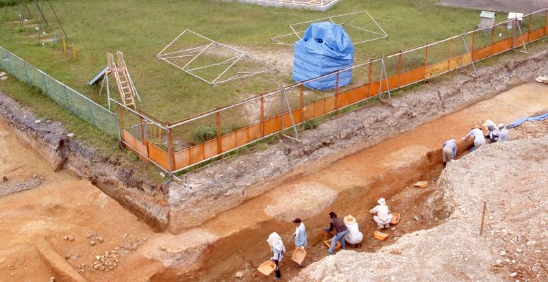 瀬田廃寺の南門を検出している様子