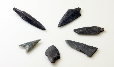 滋賀里遺跡から出土した石器の集合写真