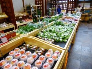 特産品販売所　季節の野菜、果実陳列の写真